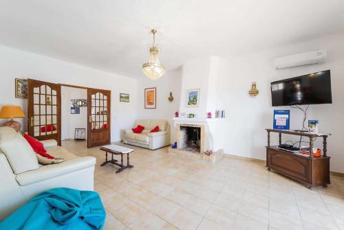 Porches Villa Sleeps 6 Air Con Wifi