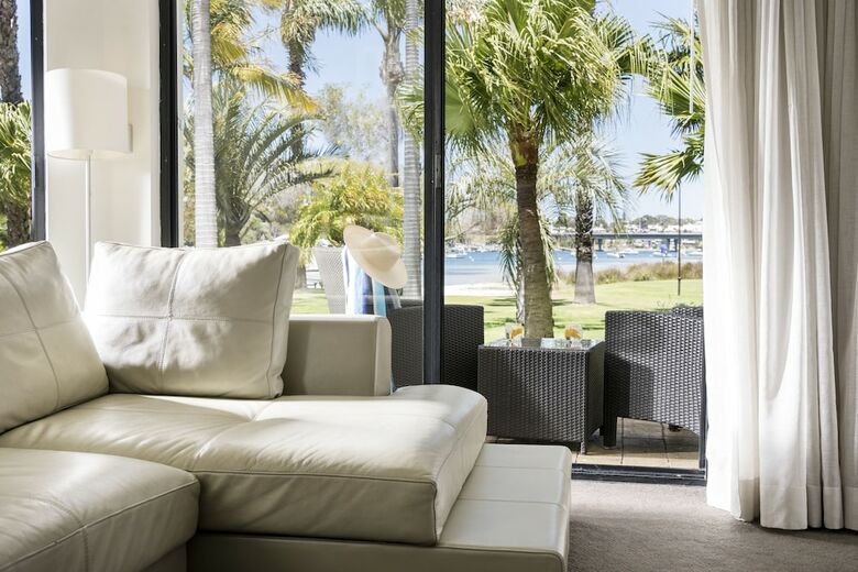 Pier 21 Apartments Hotel