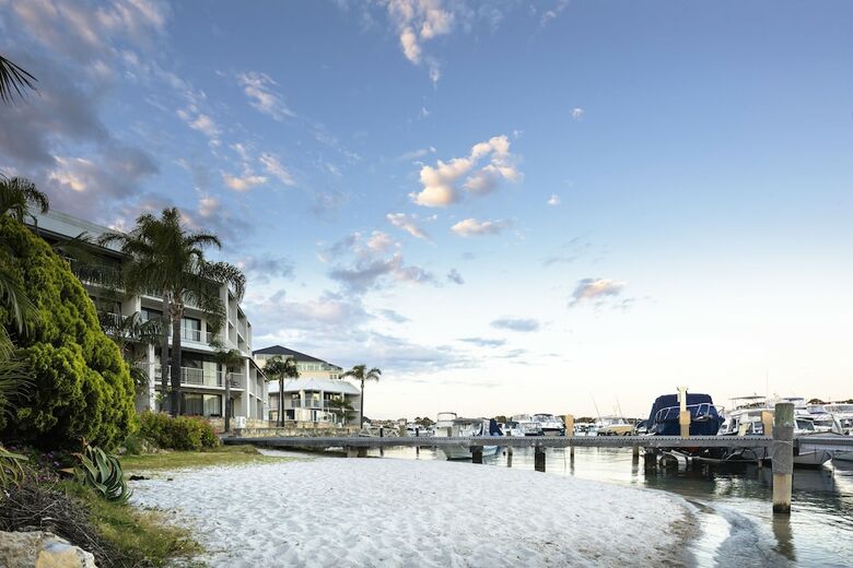 Pier 21 Apartments Hotel