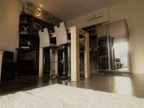Apartment With Balcony In City Center