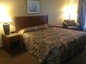 Hotel Aurora Fox Valley Inn
