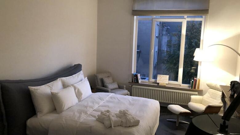 Hostal A Flemish Tale