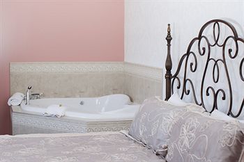 Hotel Elm Hurst Inn & Spa
