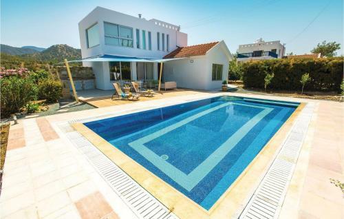 Three-bedroom Holiday Home In Argaka