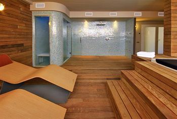 Lagaya Apartments & Spa