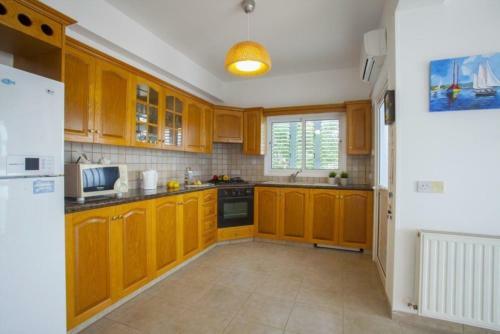 ?imagine Renting A Villa With Very Large Pool? Protaras Villa 98