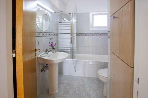 ?imagine Renting A Villa With Very Large Pool? Protaras Villa 98