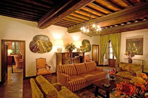 Arezzo Villa Sleeps 18 Air Con