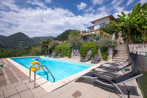 Argegno Apartment Sleeps 6 Pool Air Con
