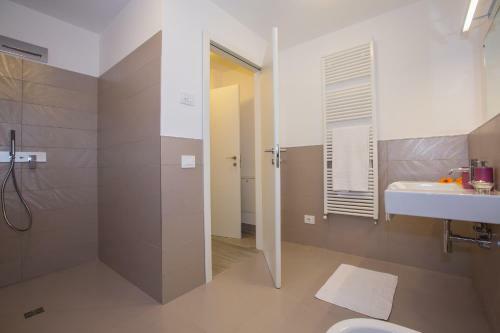 Griante Villa Sleeps 10 Pool