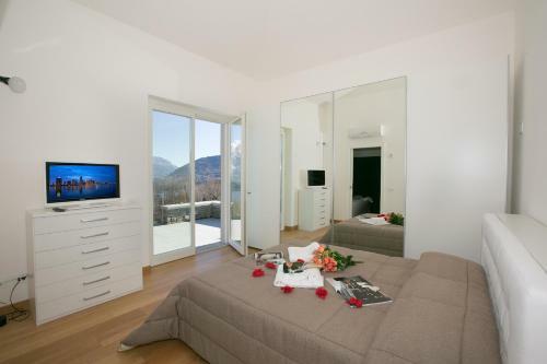Griante Villa Sleeps 10 Pool