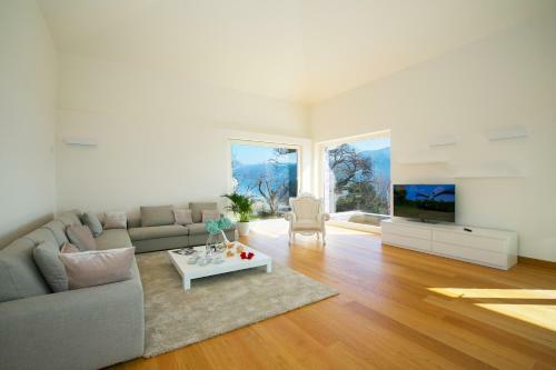 Griante Villa Sleeps 10 Pool