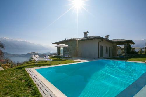 Griante Villa Sleeps 10 Pool