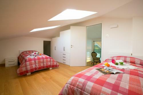 Griante Villa Sleeps 10 Pool