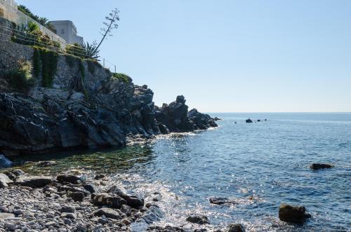 Seaside Holiday Apartment - Unique Location
