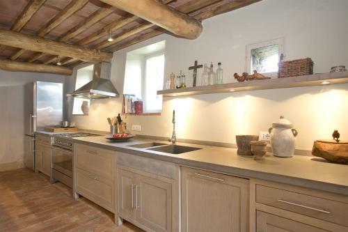 Vorno Villa Sleeps 11 Wifi