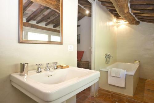 Vorno Villa Sleeps 11 Wifi