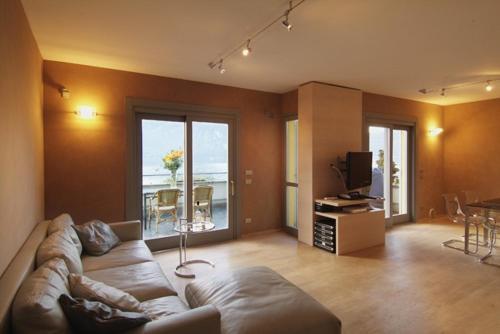 Fiumelatte Apartment Sleeps 10 Air Con