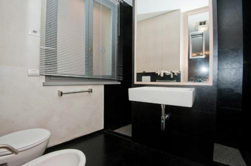 Fiumelatte Apartment Sleeps 10 Air Con