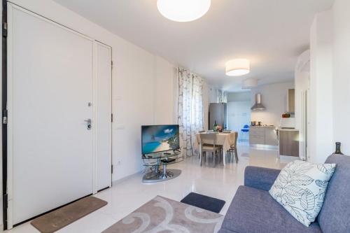 Viareggio Apartment Sleeps 6 Air Con