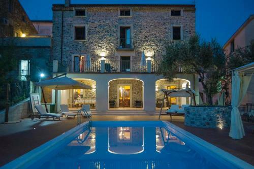 Vibonati Villa Sleeps 14 Wifi