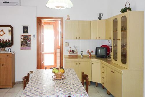 Cottage In Torre Dell'orso With Garden M198
