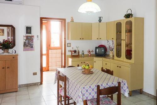 Cottage In Torre Dell'orso With Garden M198