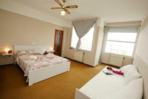 Toscolano-maderno Apartment Sleeps 8
