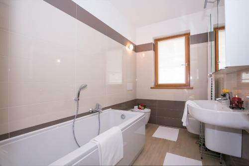 Tremezzo Villa Sleeps 6 Pool Air Con