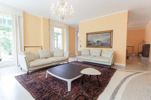 Stresa Villa Sleeps 16 Pool Air Con Wifi