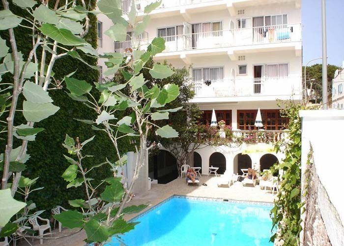 Hotel Hostal Cas Bombu