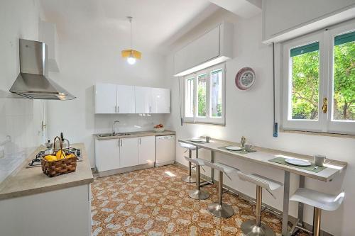 Sorrento Villa Sleeps 16 Air Con Wifi