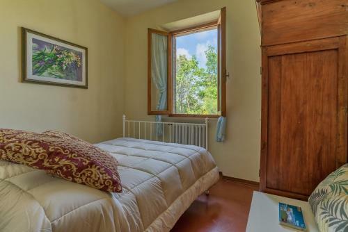 San Giovanni D'asso Villa Sleeps 8 Pool Air Con