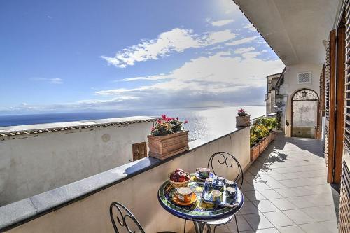 Praiano Villa Sleeps 5 Air Con Wifi