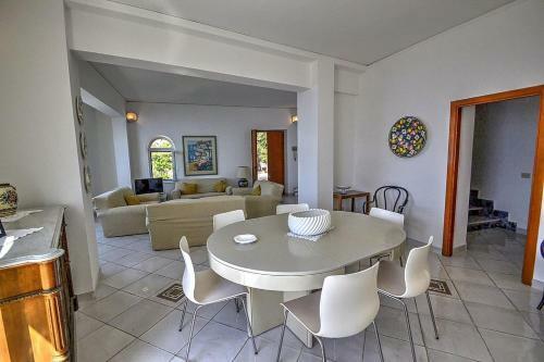 Praiano Villa Sleeps 10 Air Con Wifi
