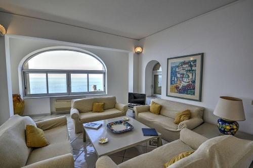 Praiano Villa Sleeps 10 Air Con Wifi
