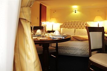 Albergue Four Seasons Pension Guest House