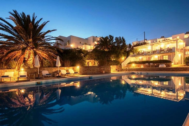 Akrotiri Hotel