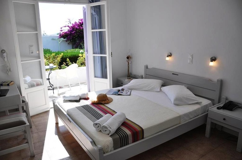 Akrotiri Hotel