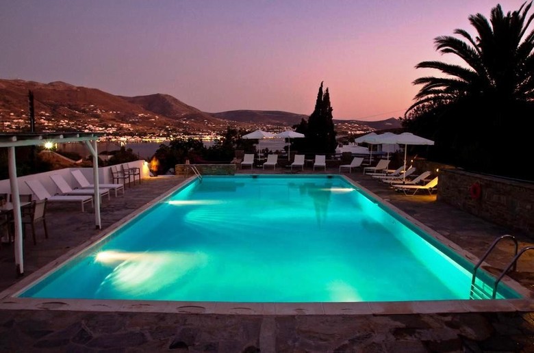 Akrotiri Hotel