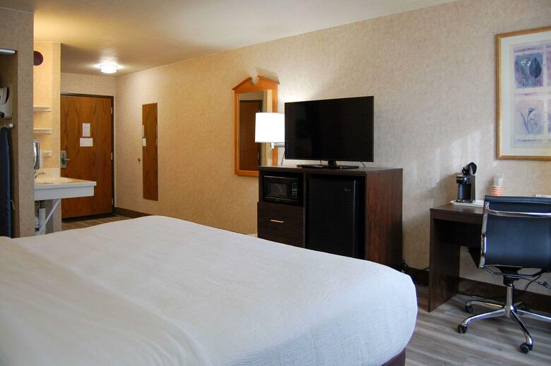Hotel Quality Inn  Suites Brossard