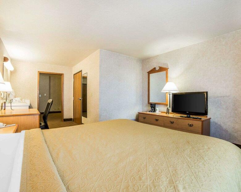 Hotel Quality Inn  Suites Brossard