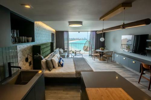 Aparthotel Ocean View Deluxe Suite: Pvt. Beach & Pool