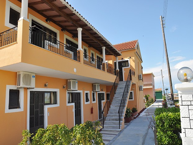 Makis Studios Apartments