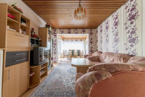 1 Private Single, 1 Twin Room. 3 Persons (6303)