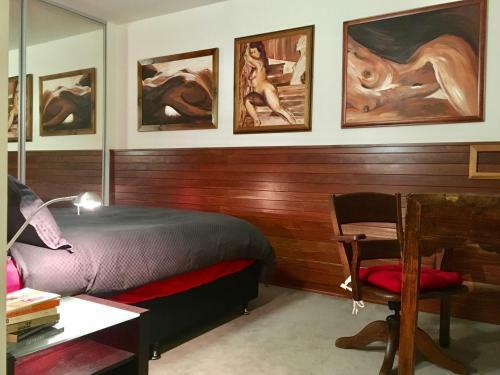 Quiet Laneway Apartment Near Bourke St Mall