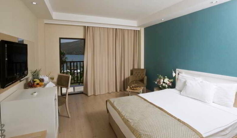 Crystal Green Bay Hotel