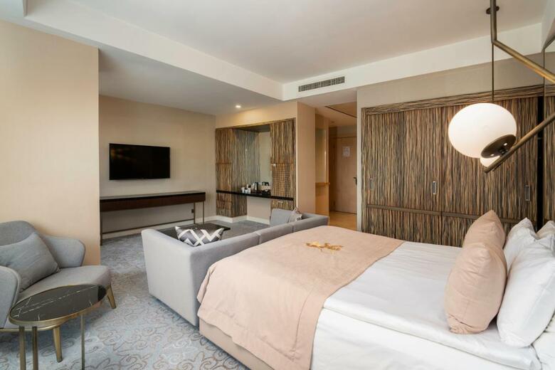 Hotel Cratos Premium
