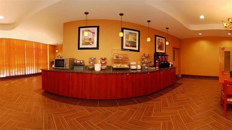 Hotel Comfort Suites Airport