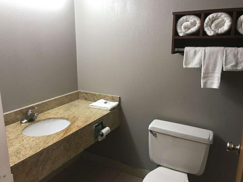 Hotel Clarion Inn And Summit Center